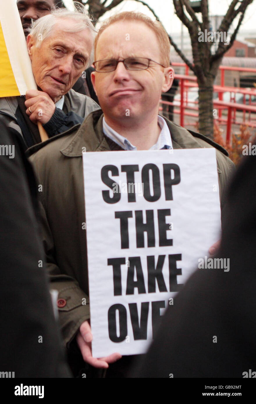 Protesta antes de la toma de HBOS. Una protesta contra la toma de HBOS fuera de la reunión general de Lloyds TSB en la SECC de Glasgow. Foto de stock