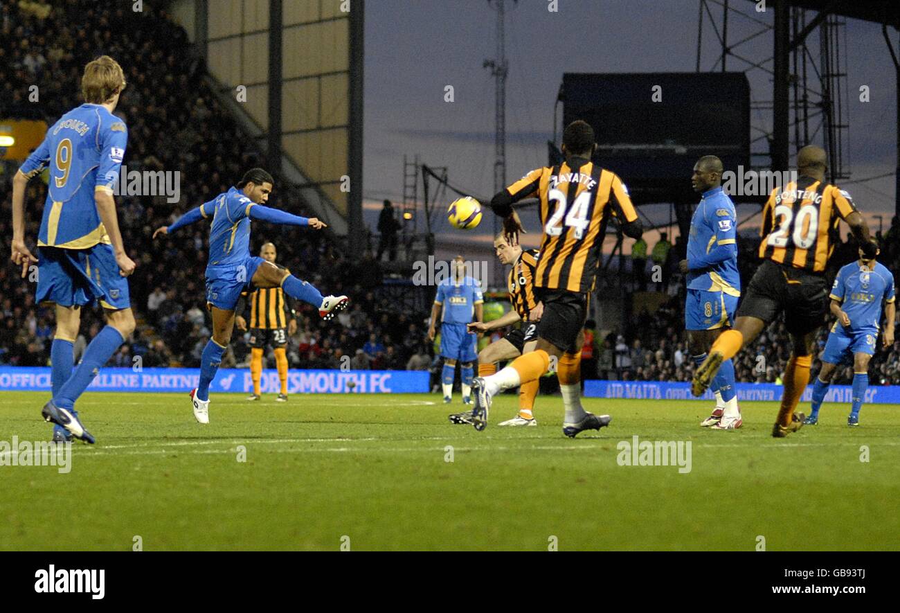 Fútbol - Barclays Premier League - Portsmouth contra Hull City - Fratton Park. Glen Johnson de Portsmouth marca su segundo gol Foto de stock