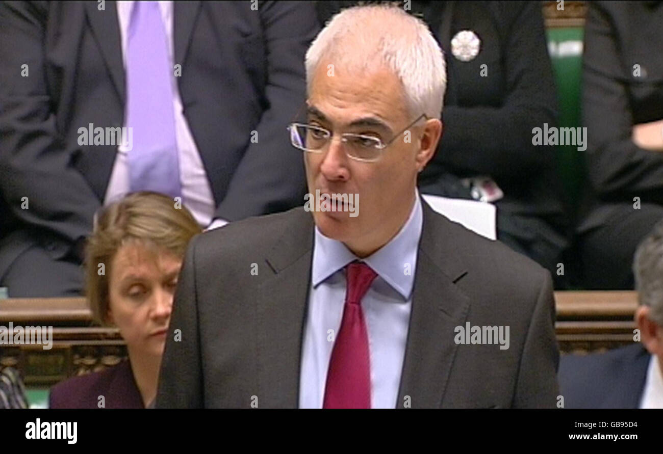 Informe Prepresupuestario. El Canciller Alistair Darling presenta su informe anual pre-presupuesto en la Cámara de los Comunes, Londres. Foto de stock