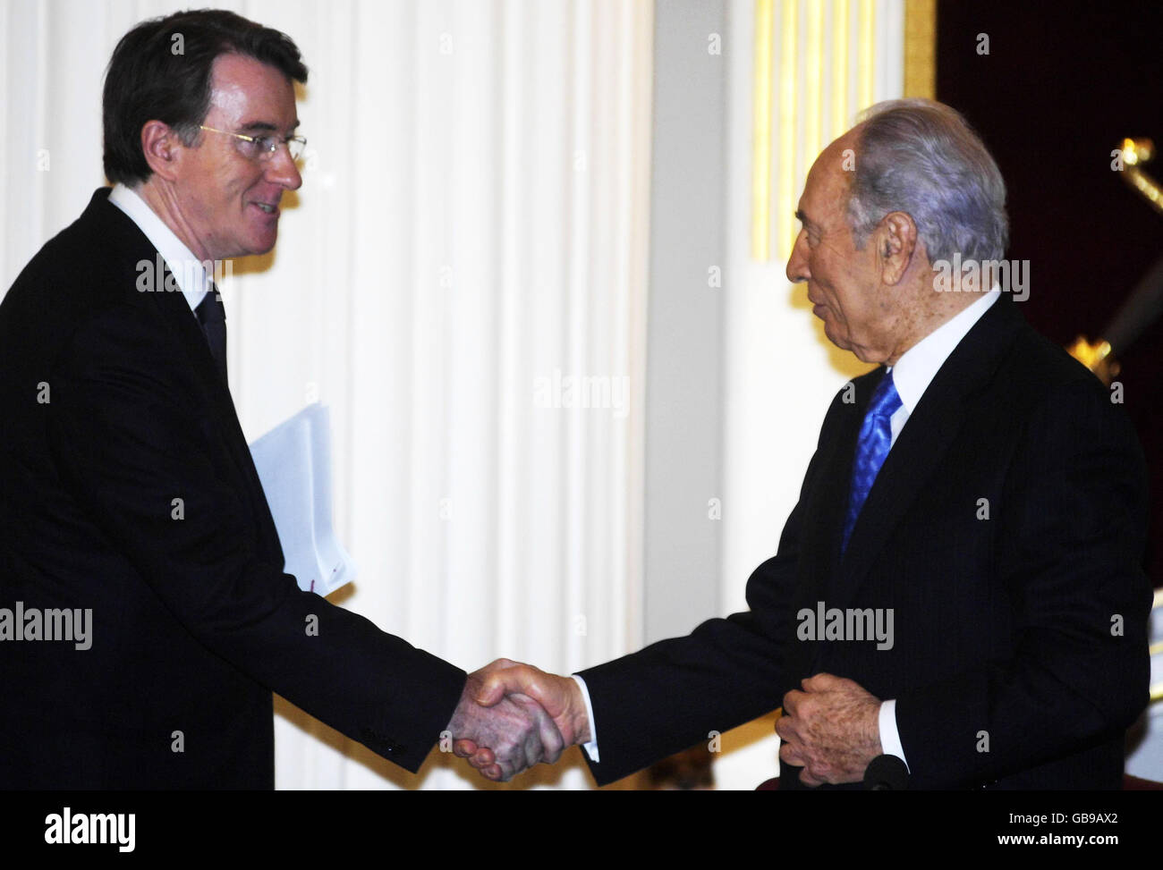 El presidente israelí Shimon Peres saluda al Secretario de Negocios Lord Mandelson (izquierda), en Mansion House en Londres. Foto de stock