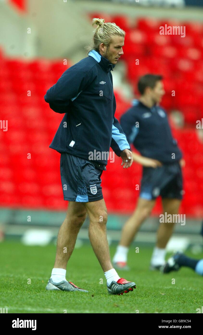Fútbol - Amistosos Inglaterra contra Dinamarca - Inglaterra Training. David Beckham, de Inglaterra, se queda con la espalda en el de hoy Fotografía de stock - Alamy