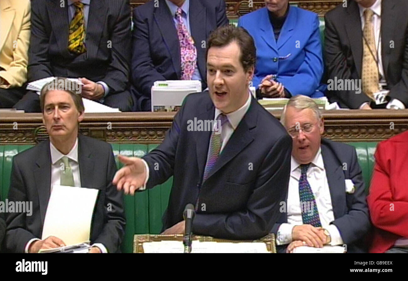 El Canciller de la sombra George Osborne habla durante un debate previo al presupuesto en la Cámara de los comunes, Londres. Foto de stock