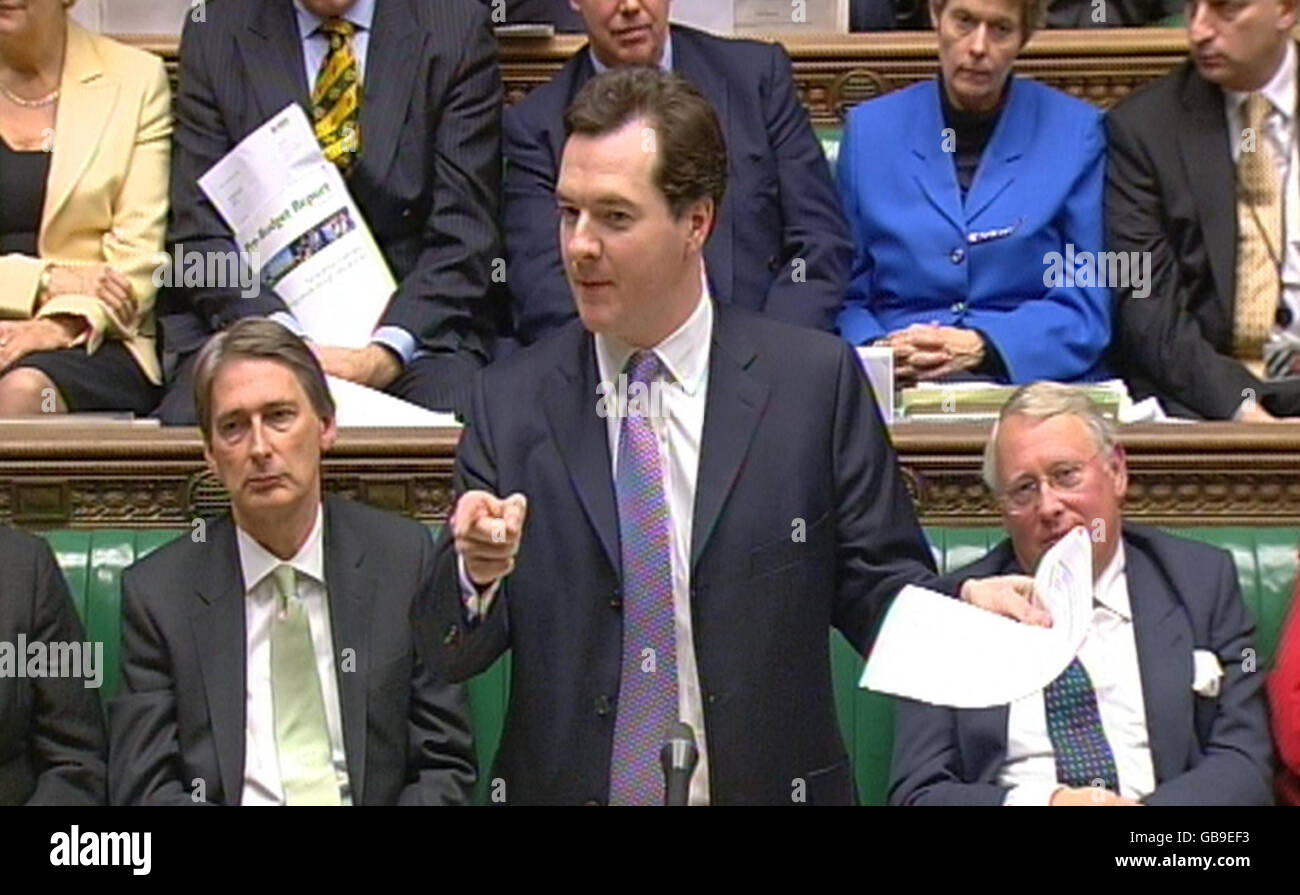 El Canciller de la sombra George Osborne habla durante un debate previo al presupuesto en la Cámara de los comunes, Londres. Foto de stock