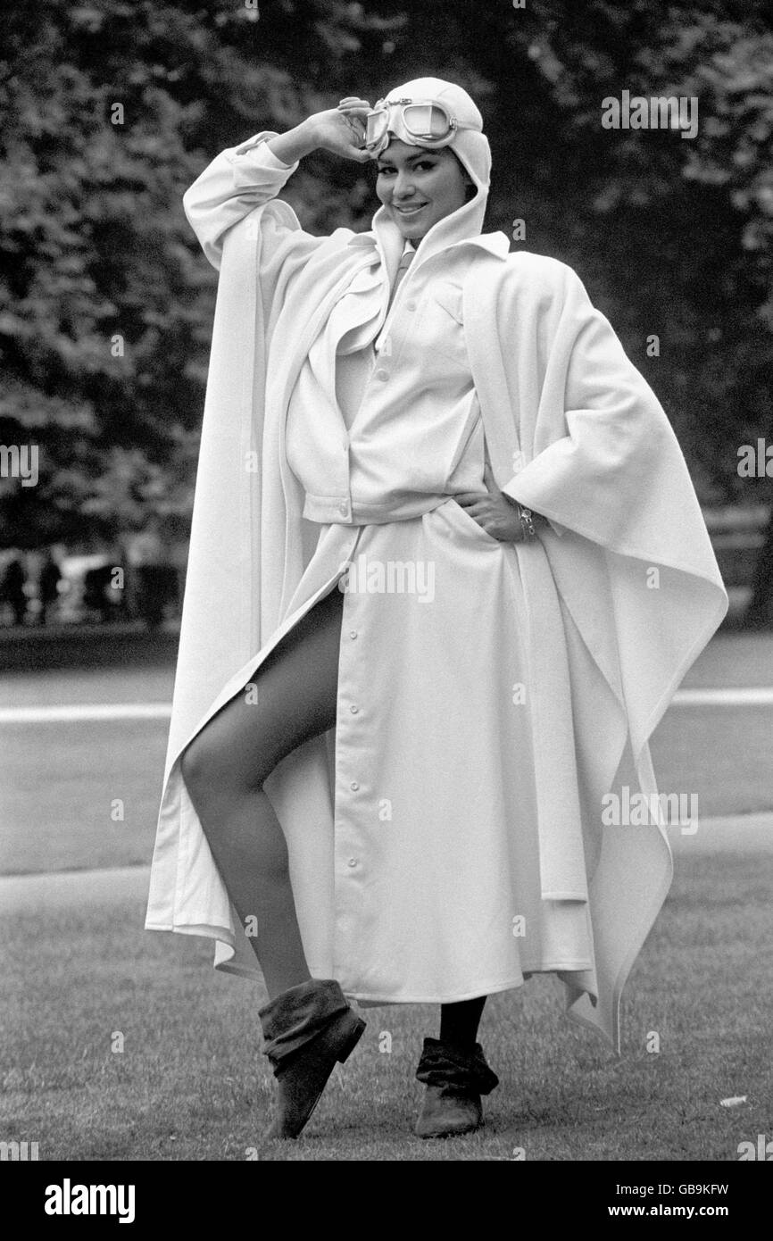 La ex Miss Mundo Wilnelia Merced de Puerto Rico modela un traje inspirado en la aviadora para Wallis Fashions en su exposición de la colección otoño/invierno de 1982 en Londres. Foto de stock