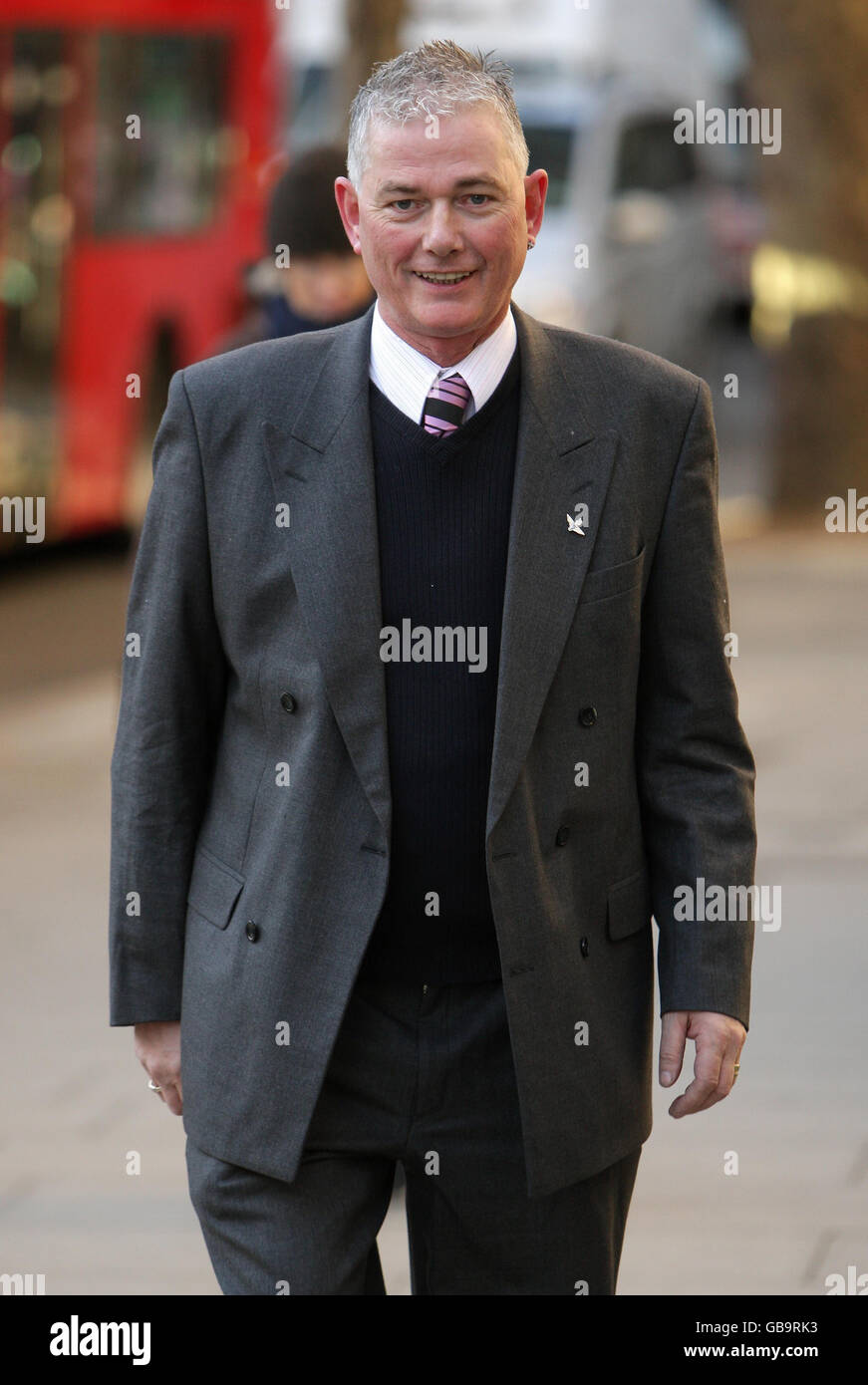 El propietario Hamish Howitt llega al Tribunal Superior de Londres, donde está encerrado en una batalla legal por los movimientos de un consejo local para cerrar su negocio después de que desafió la prohibición de fumar. Foto de stock