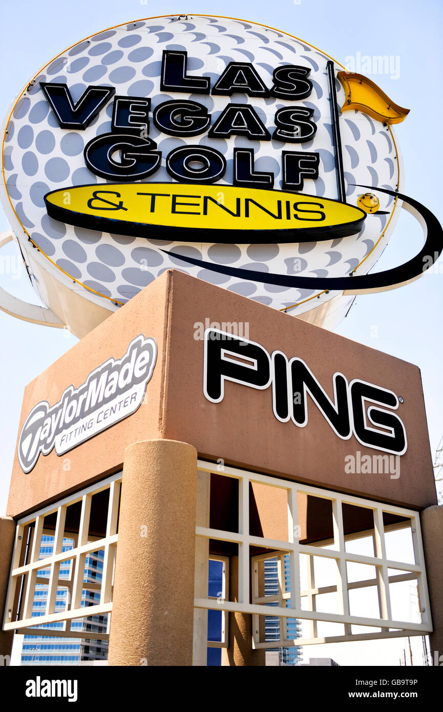 Billboard firmar por el estilo Las Vegas, tienda de golf y tenis Fotografía  de stock - Alamy