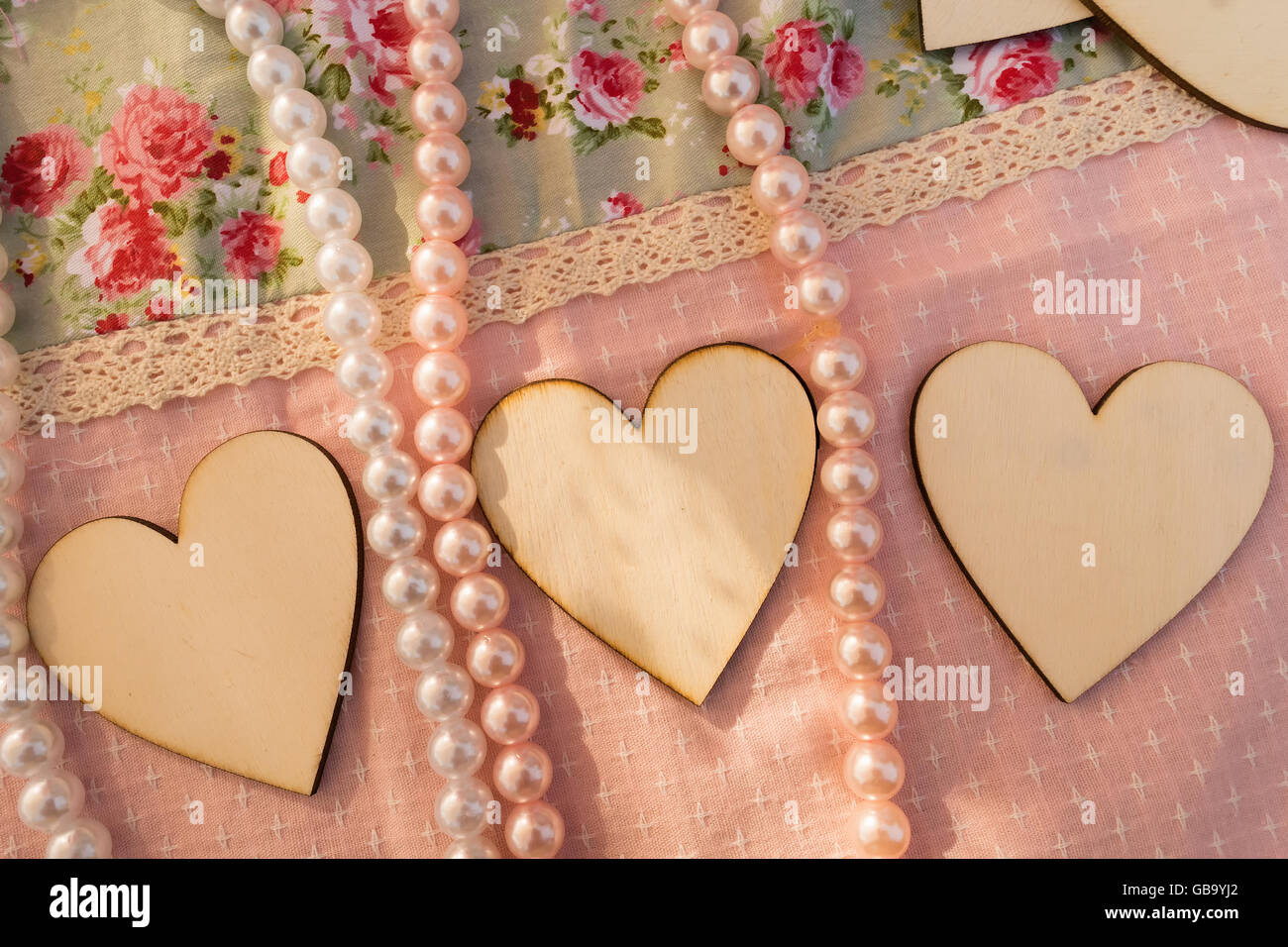 Decorar con corazones fotografías e imágenes de alta resolución - Alamy