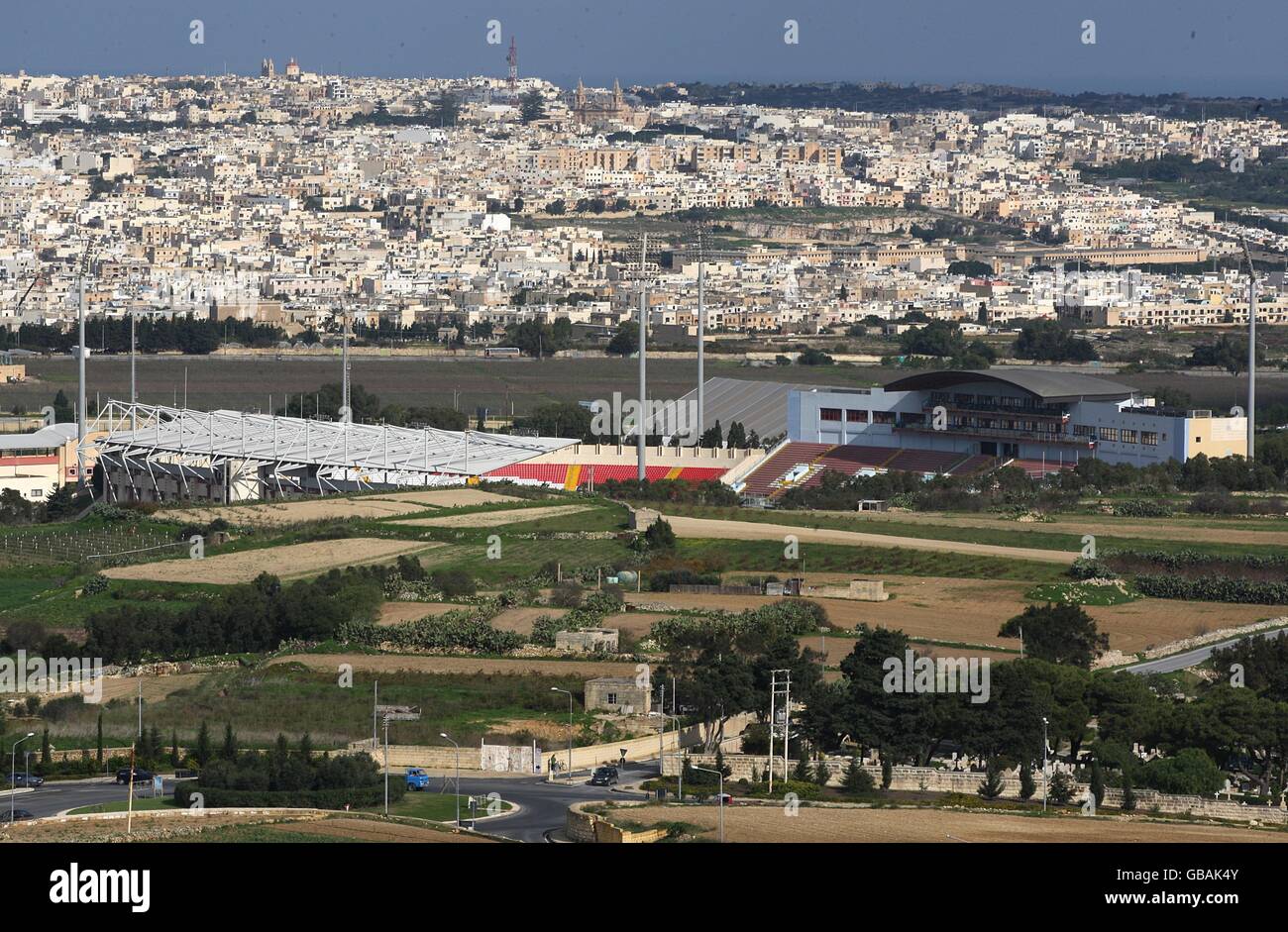 Stock de viajes - Malta. Vista general del Estadio Ta' Qali, el Estadio Nacional de Fútbol de Malta, visto desde las colinas Foto de stock