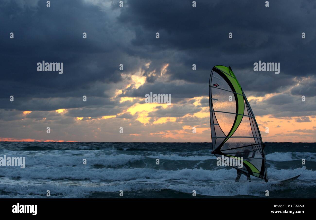 Stock de viajes - Malta. Vista general de un windsurfista en los rompedores de Golden Bay, Malta Foto de stock