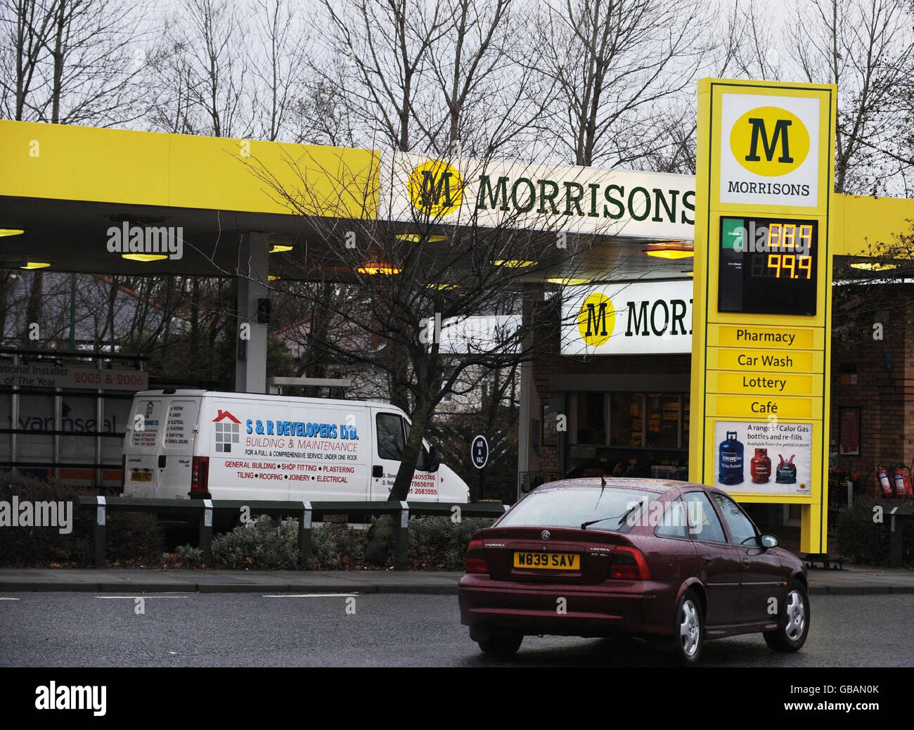 Morrisons reduce el precio del diesel. Una vista general del patio de la estación de llenado de Morrison en Whitley Bay, North Tyneside. Foto de stock