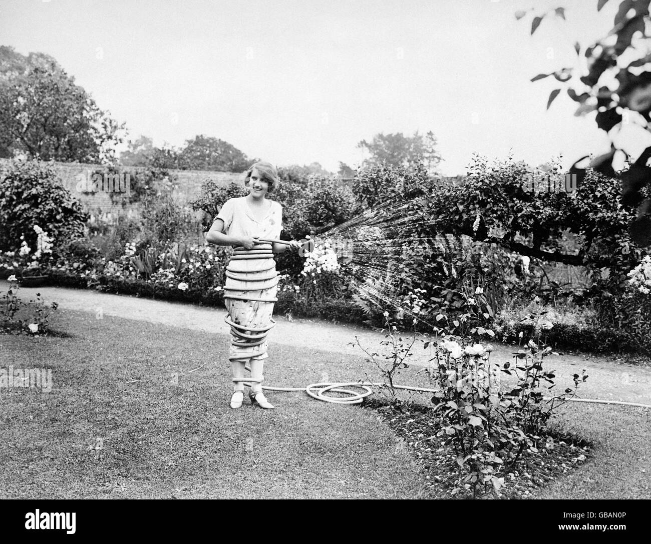 Dorothy Dickson, quien jugó en 'The Cabaret Girl' en el Winter Garden Theatre, una de las actrices jóvenes más populares en el escenario, en su residencia de campo, Nightingales, Chalfont St Giles, Buckinghamshire. Foto de stock