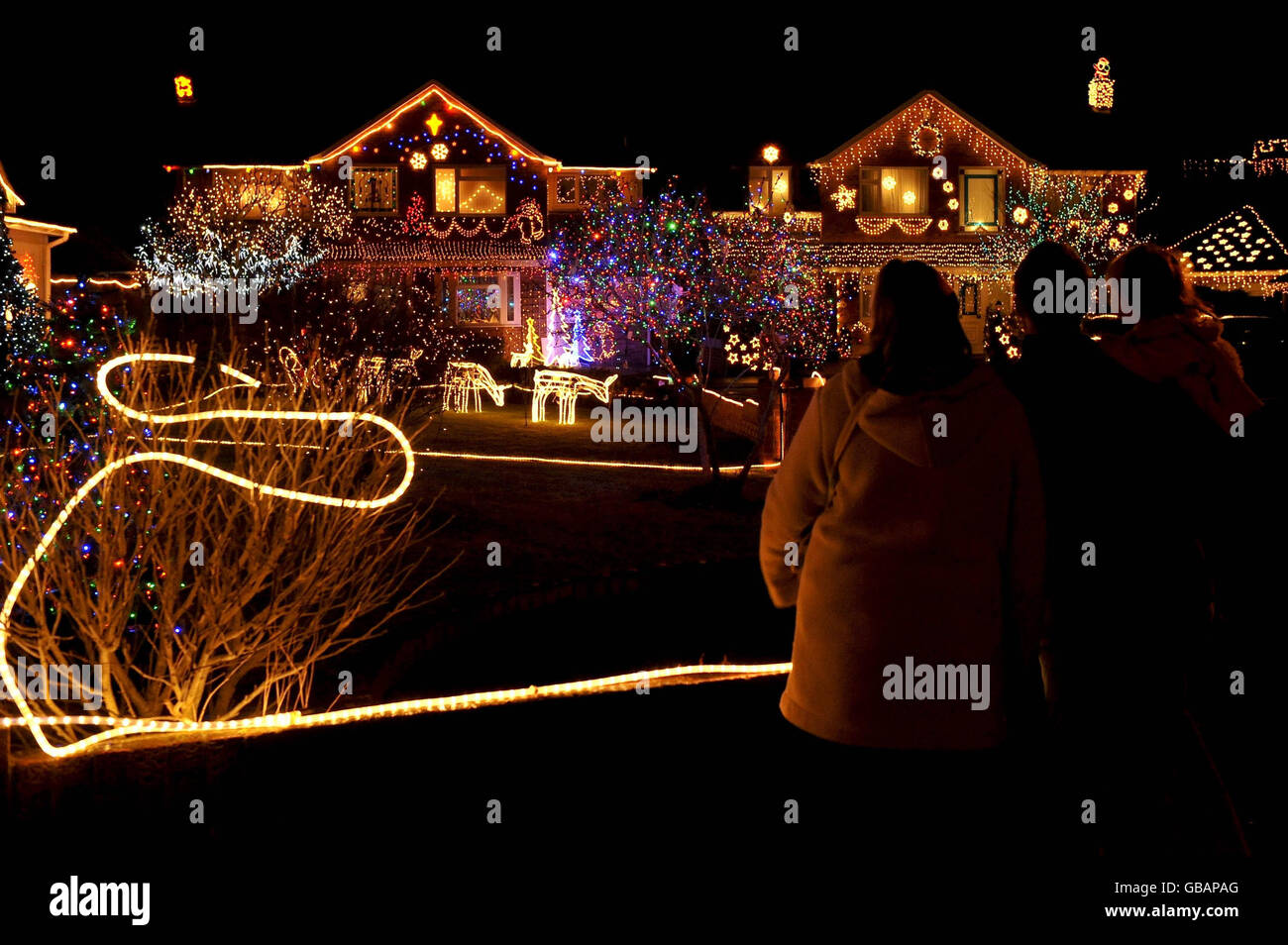 Las casas de Trinity Close en Burnham on Sea, Somerset, están decoradas con miles de luces de Navidad y decoraciones de jardín. Foto de stock