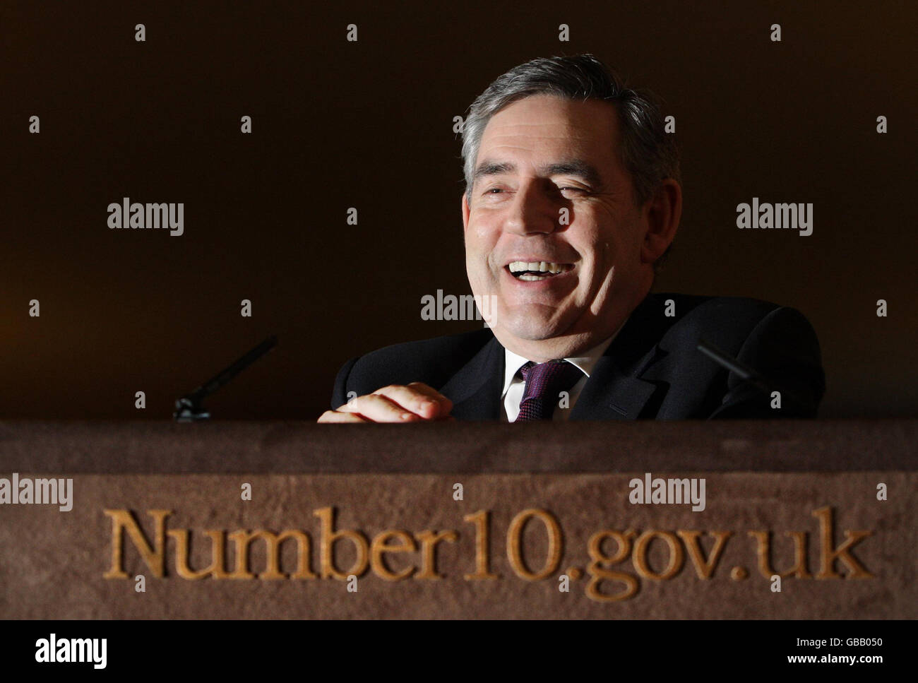 El primer ministro Gordon Brown habla durante su conferencia de prensa mensual en 10 Downing Street, Londres. Foto de stock
