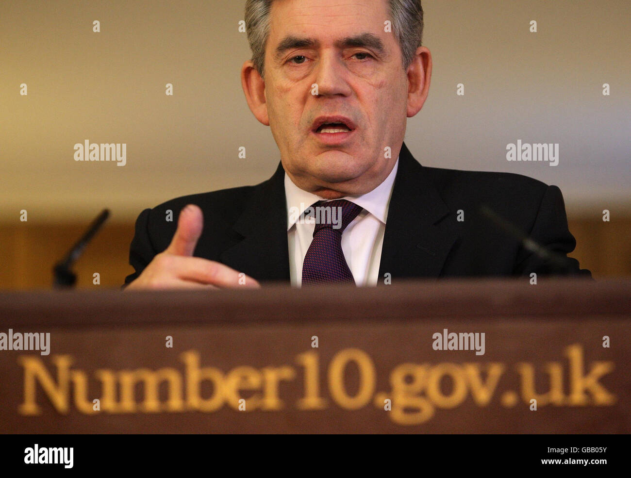El primer ministro Gordon Brown habla durante su conferencia de prensa mensual en 10 Downing Street, Londres. Foto de stock