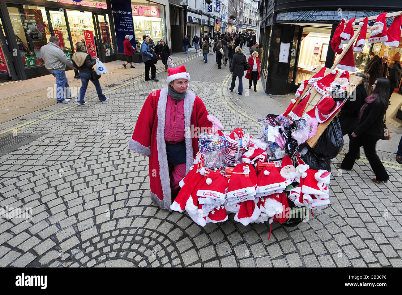 Un comerciante vestido como Santa se anuncia para los negocios en una calle York. El comerciante de Alemania que ha tenido un lanzamiento en el centro de la ciudad de York durante las últimas cinco Navidades, dice que su comercio es casi un 50% inferior este año. Foto de stock