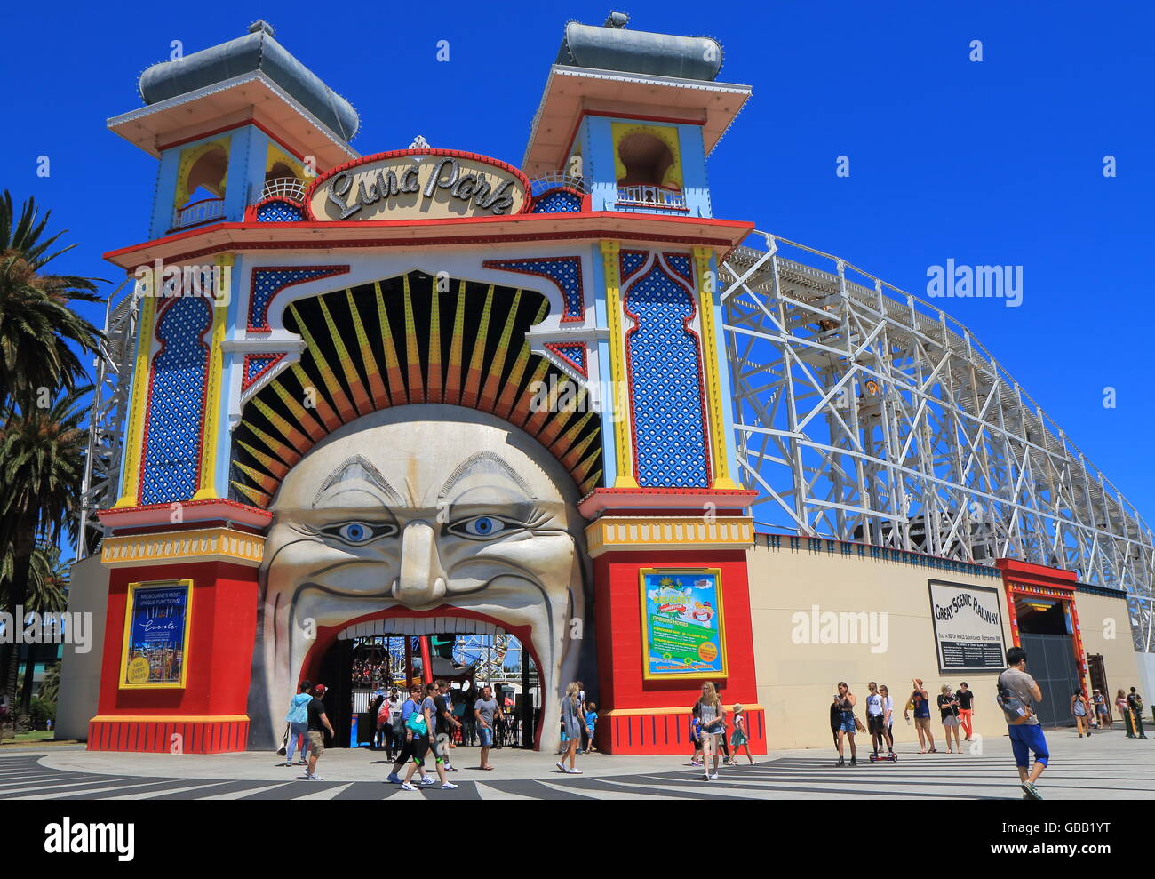 La gente visita el parque de atracciones Luna Park en Melbourne Australia Foto de stock