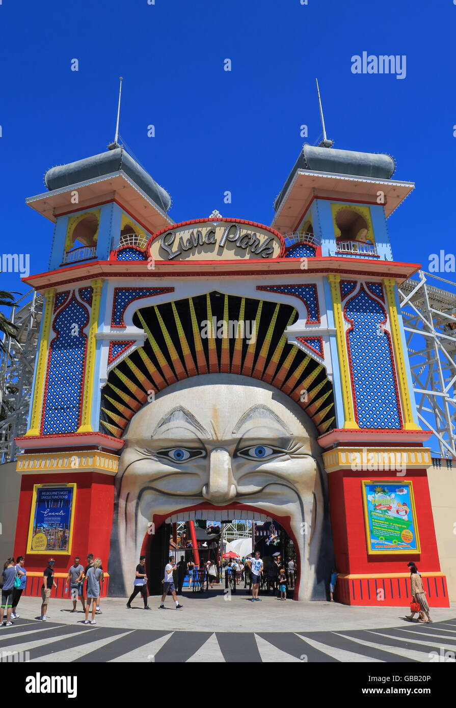 La gente visita el parque de atracciones Luna Park en Melbourne Australia Foto de stock