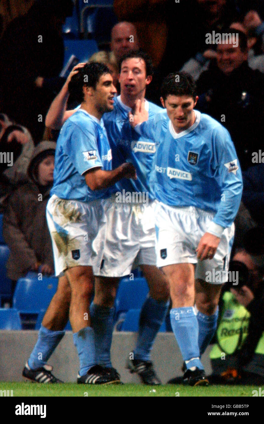 Robbie Fowler (centro), de Manchester City, es felicitada por haber marcado su gol de igualación de último minuto por Claudio Reyna (izquierda) y John Macken Foto de stock