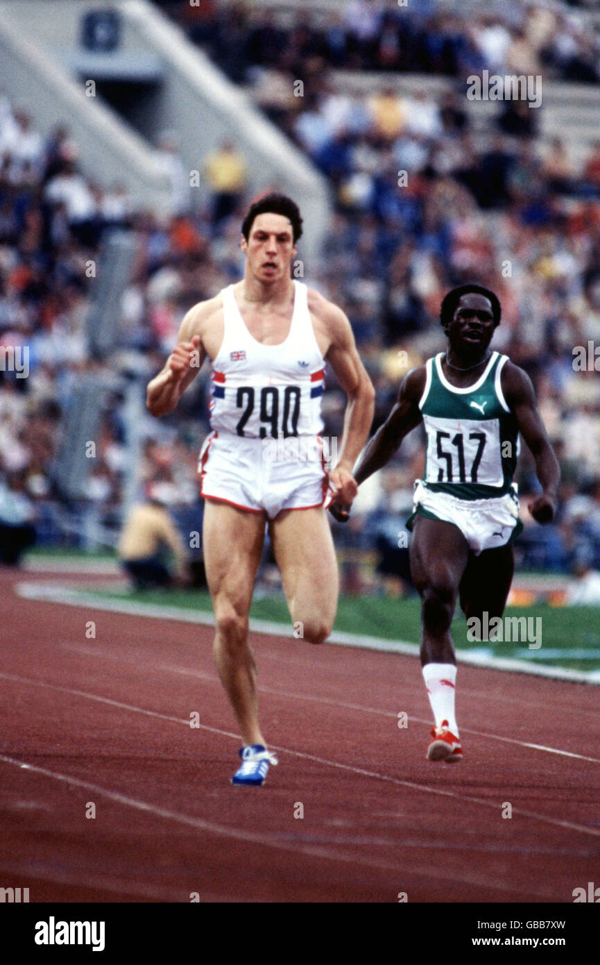 Atletismo - Juegos Olímpicos de Moscú 1980 - Hombre 100m. Allan Wells de Gran Bretaña se alivia mientras navega a través de su calor Foto de stock