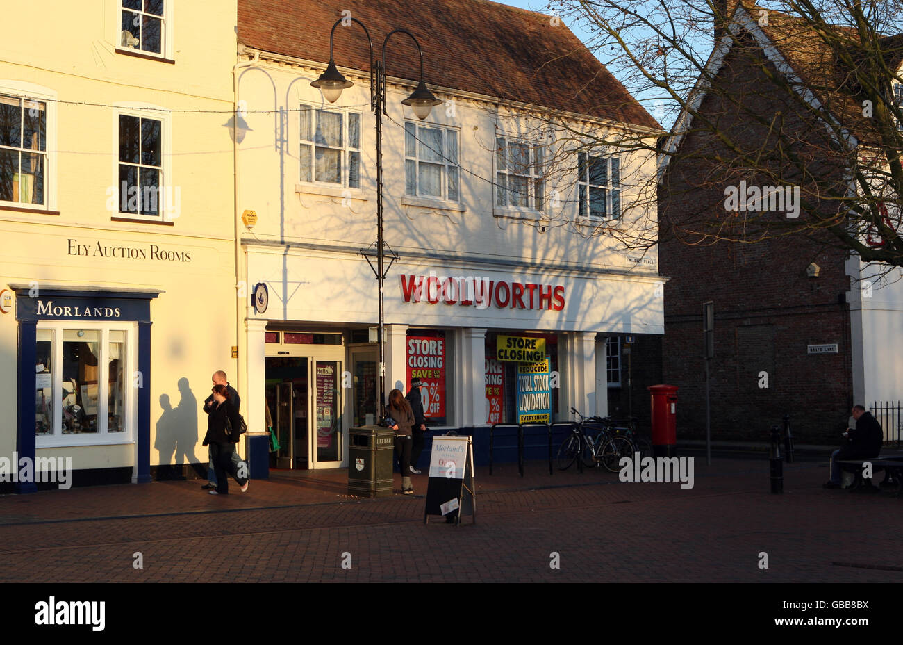 Cierres Woolworths. Una vista general de la tienda Woolworths, en Ely, Cambridgeshire. 5 Market PL, Ely, CB7 4NU. Foto de stock