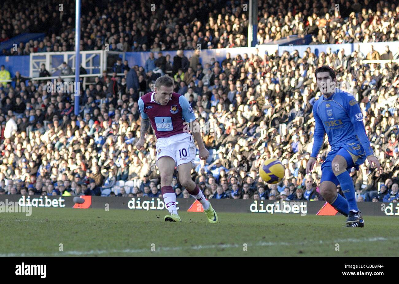 Fútbol - Barclays Premier League - Portsmouth v West Ham United - Fratton Park. Craig Bellamy (izquierda), de West Ham United, descuenta su segundo gol del juego Foto de stock