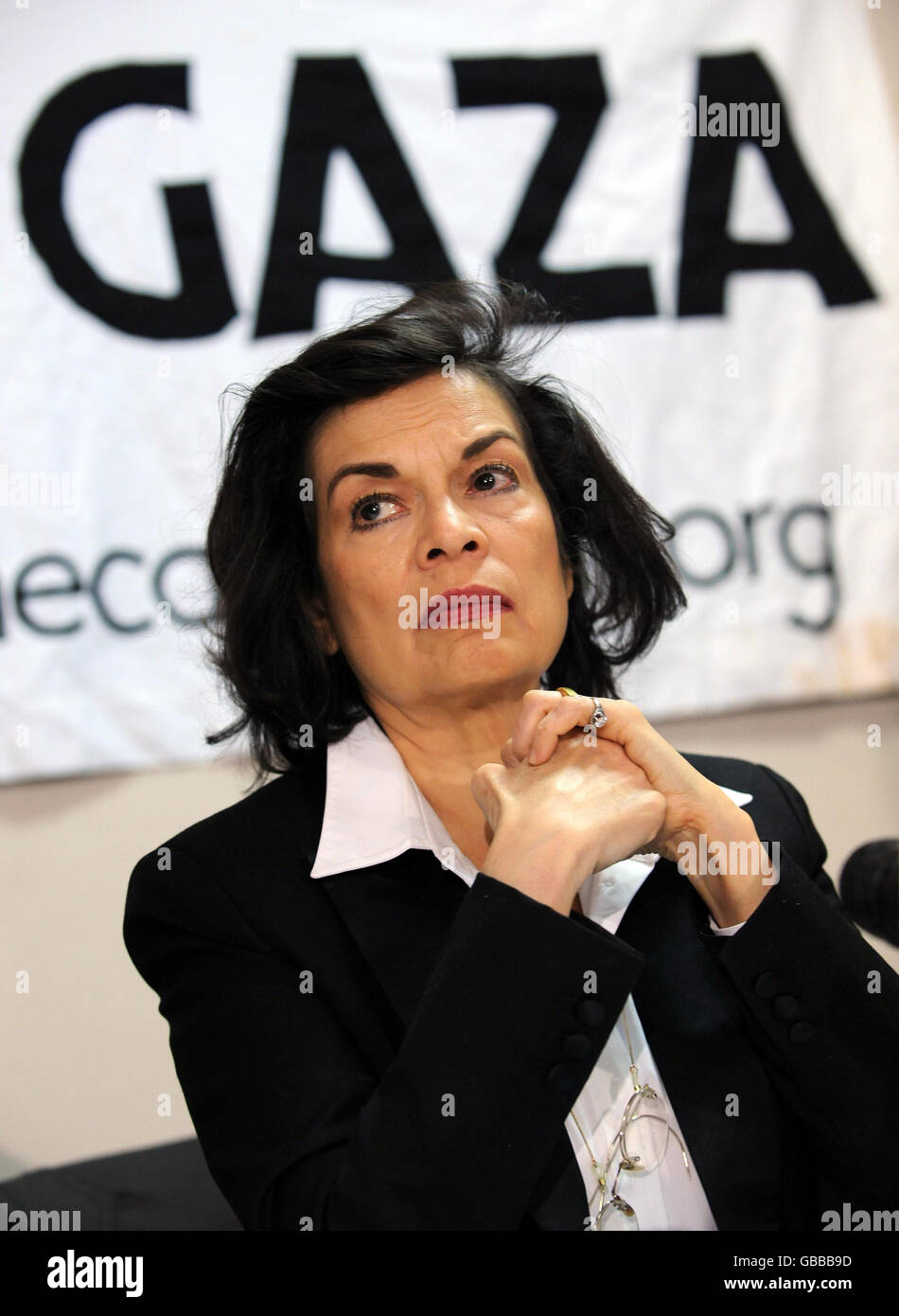 La activista por la paz Bianca Jagger asiste a una conferencia de prensa sobre la demostración de la guerra en Londres, donde el grupo instó a Israel a que cesara su bombardeo de Gaza. Foto de stock