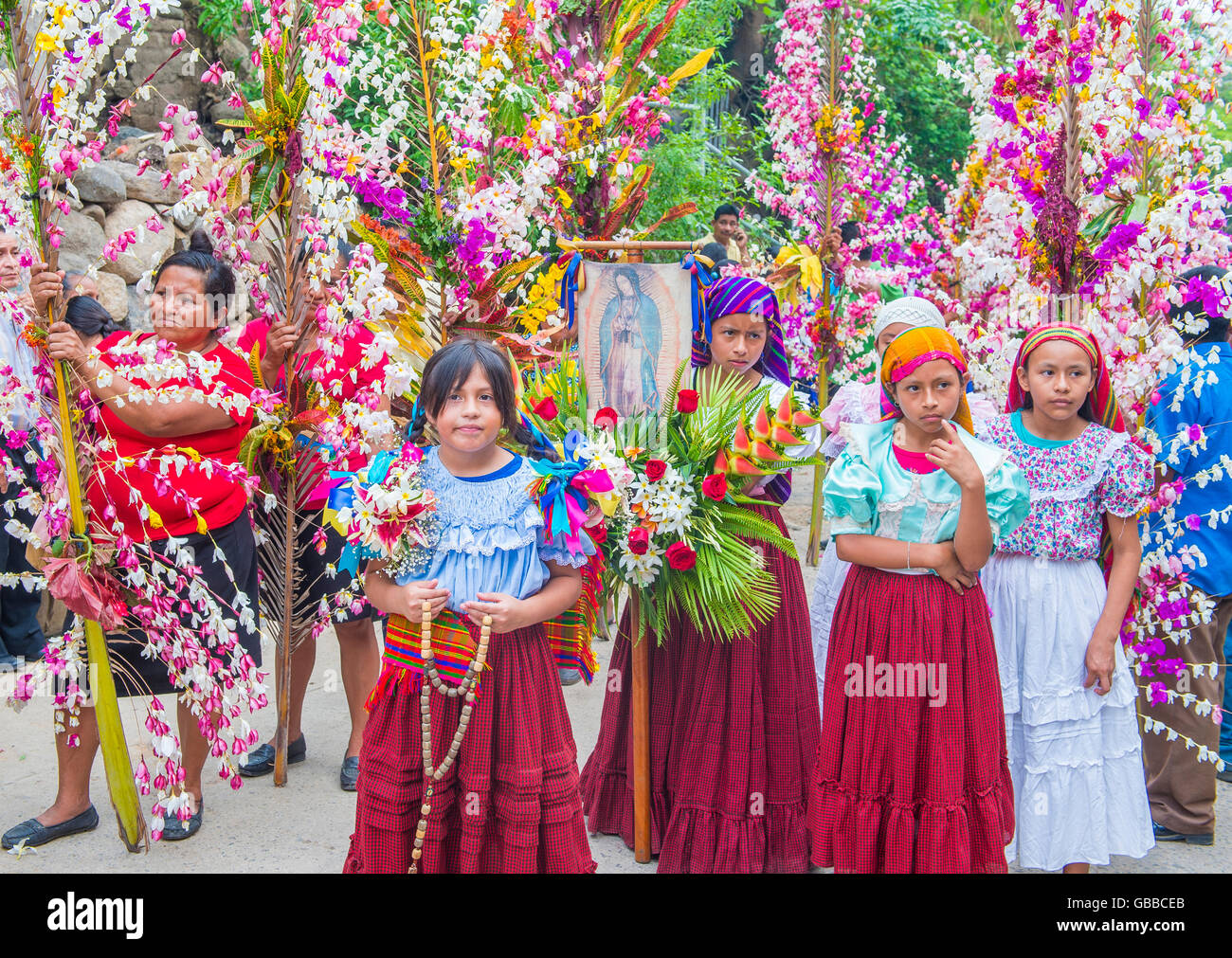 Pueblo salvadoreño a participar en la procesión de la flor & Palm