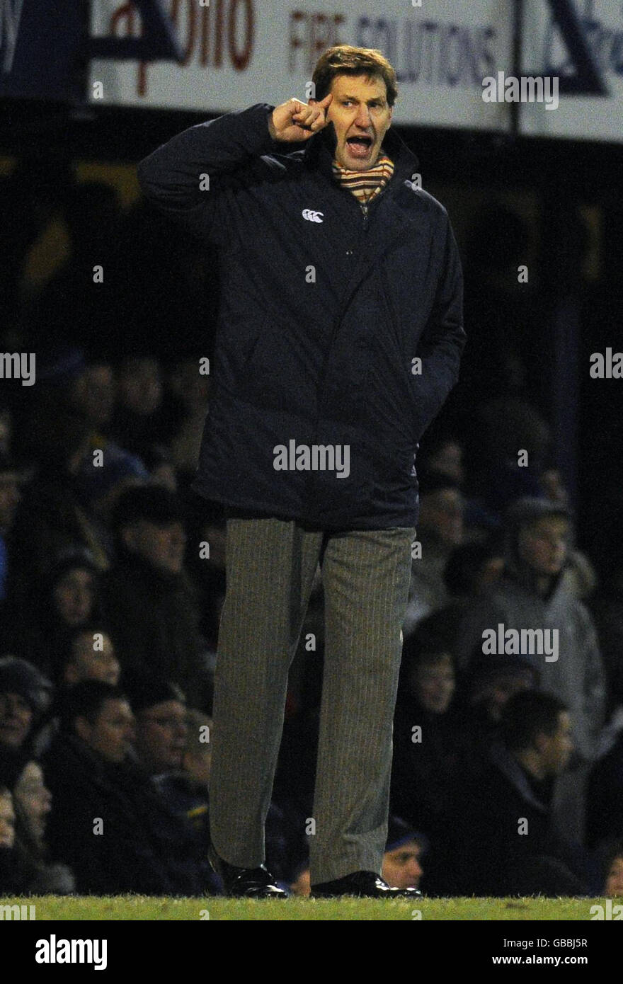 Tony Adams, el gerente de Portsmouth, hace gestos en la línea de contacto durante el partido de la tercera ronda de la FA Cup en Fratton Park, Portsmouth. Foto de stock