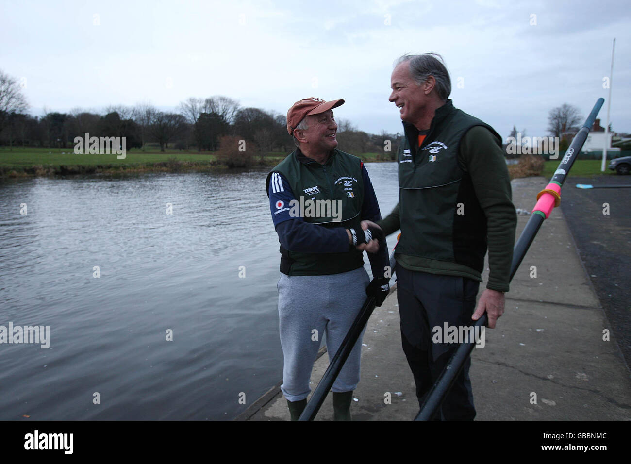 Sir David Reddaway, a la izquierda, el embajador británico en Irlanda y Thomas Foley, a la derecha, el embajador estadounidense en Irlanda, junto al río Liffey en los terrenos del club UCD Boat, Dublín, donde se reunieron para una mañana a lo largo del río. Foto de stock