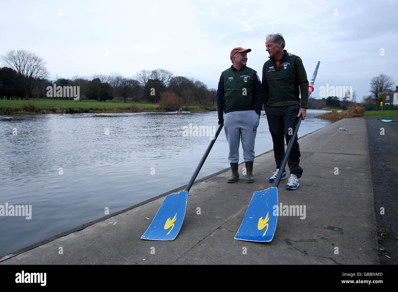 Embajadores practicar remo en el Liffey Foto de stock