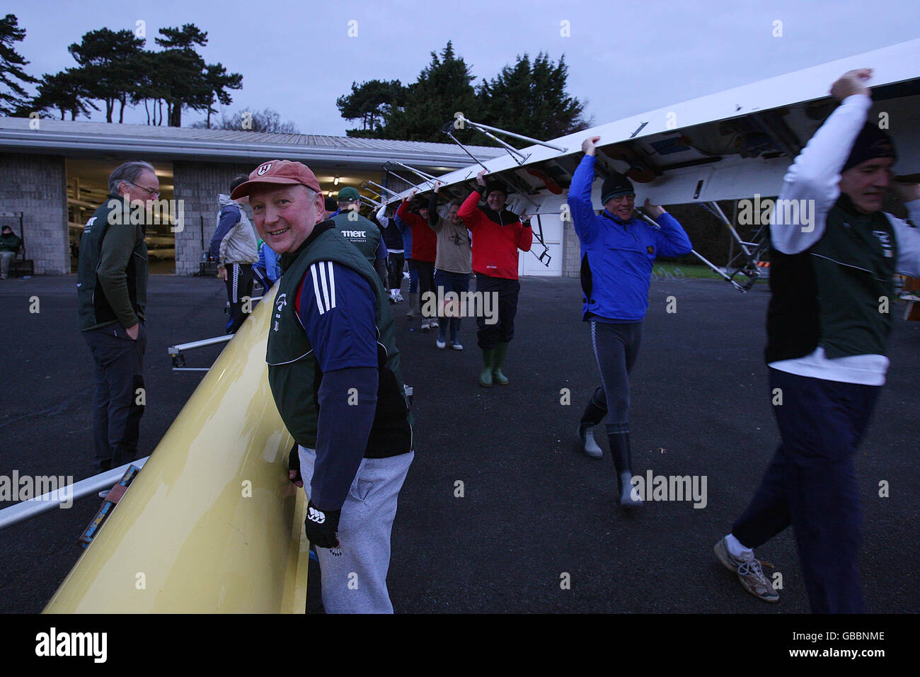 Embajadores practicar remo en el Liffey Foto de stock