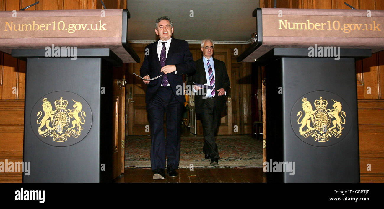 El primer ministro Gordon Brown (izquierda) y el canciller Alistair Darling durante una conferencia de prensa en Downing Street, Londres. Foto de stock