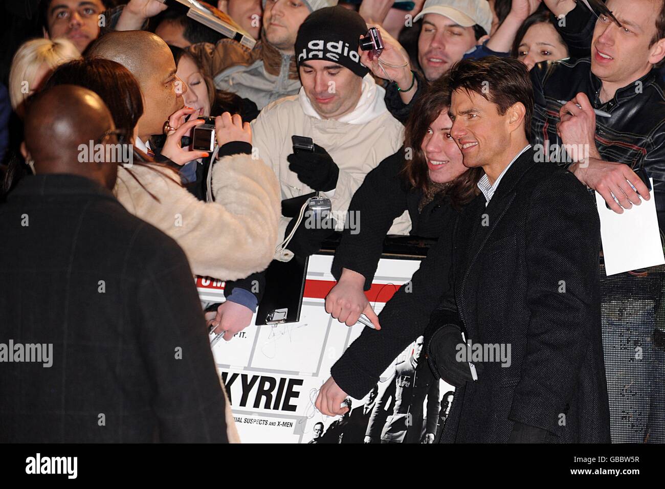 Tom Cruise llega para el estreno británico de Valkyrie, en el Odeon Leicester Square, WC2 Foto de stock