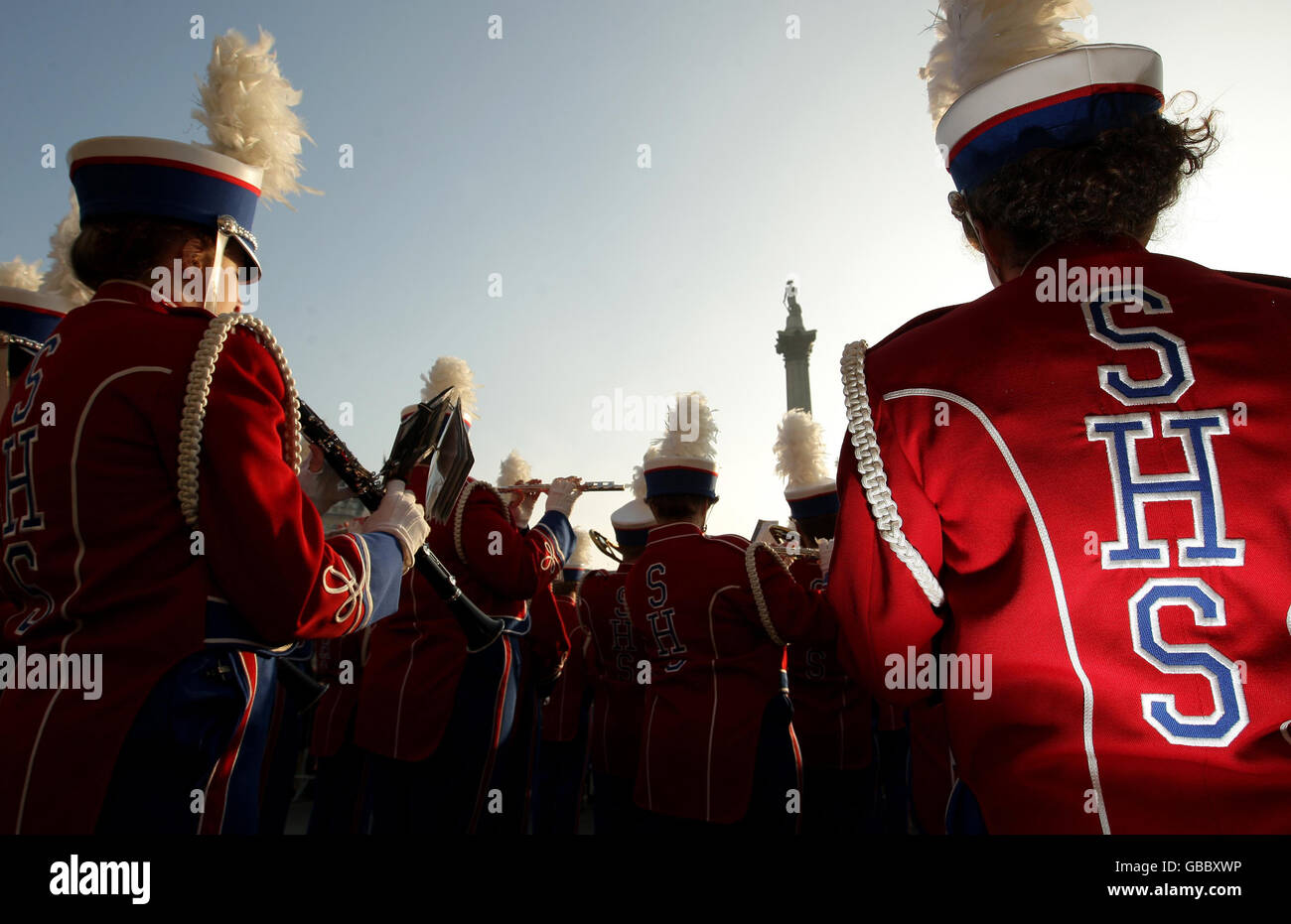 Una banda de marcha de Slinger High School, Wisconsin, en los Estados Unidos de América, actúa frente a la National Gallery, en Trafalgar Square, Londres, como parte de un concierto cálido antes del New Years Day Parade. Foto de stock