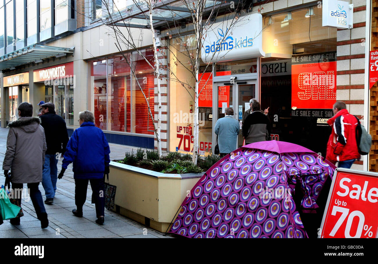 Una vista general de una tienda de ropa de Adams Kids y una tienda de  Woolworths, ambas recientemente cerradas, en el centro de la ciudad de  Kings Lynn, Norfolk Fotografía de stock -