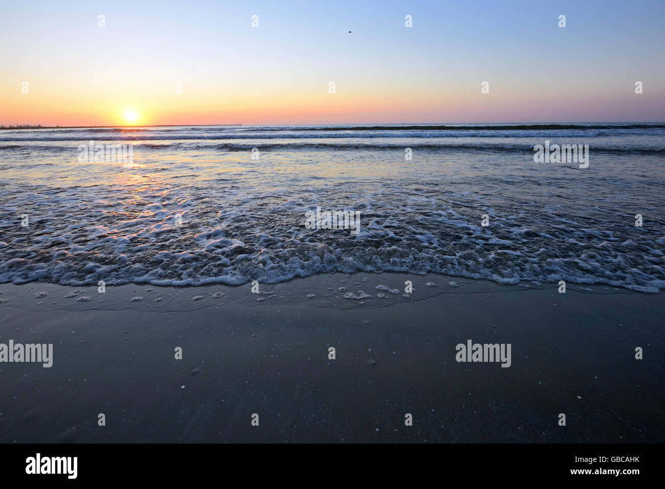 Playa de mar resplandeciente amanecer en verano Foto de stock