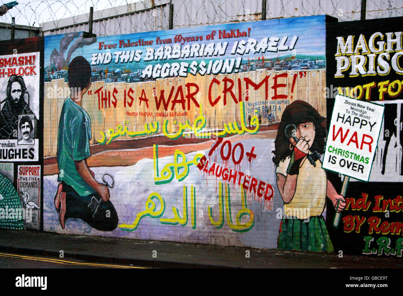 Un mural, que pide el fin del conflicto en Gaza, pintó en la carretera de las cataratas en Belfast. Foto de stock