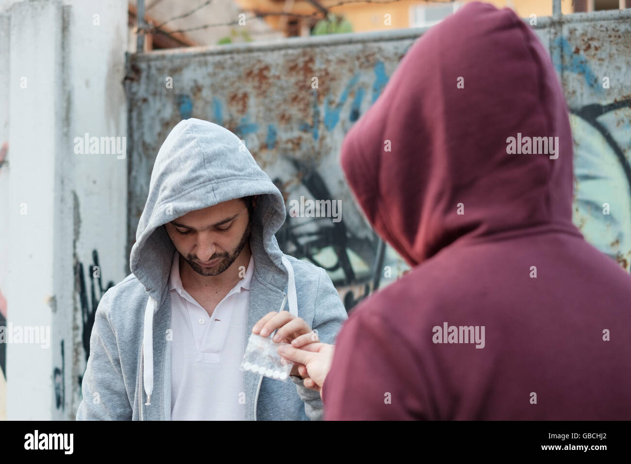 Empujador y drogadicto intercambio de drogas y dinero Fotografía de stock -  Alamy
