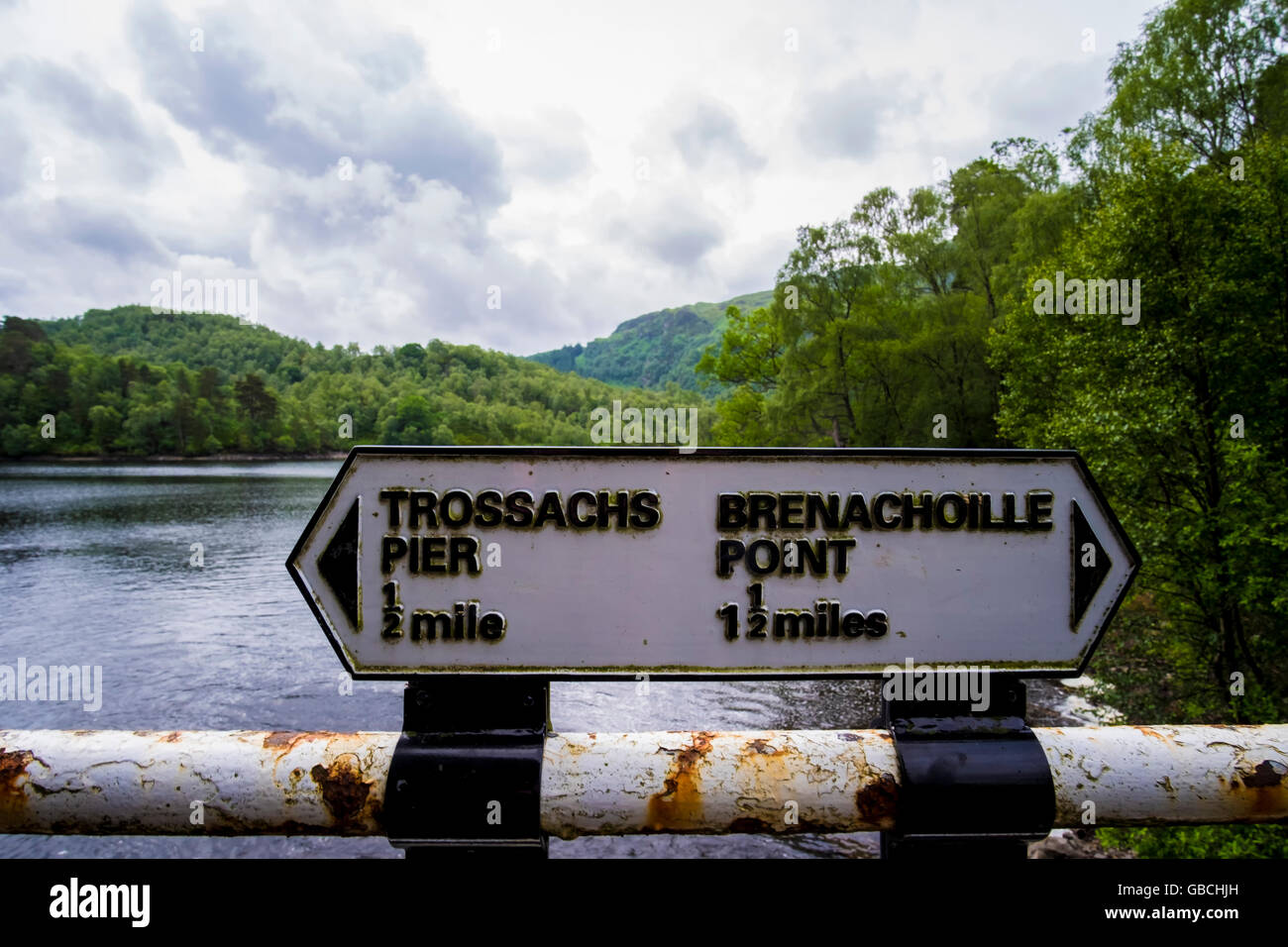 Cartel en barandillas por el lado de Loch Katrine en los Trossachs Escocia Foto de stock