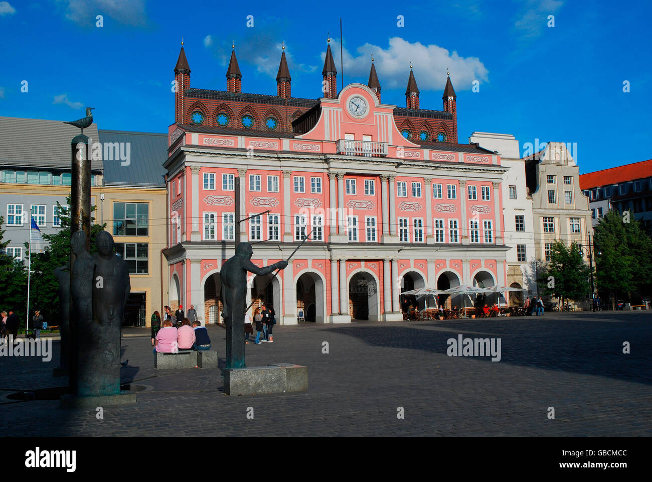 Sommer, Stadtbild, Marktplatz, Gotik, Rathaus Hansestadt, Rostock, Mecklenburg-Vorpommern, Deutschland Foto de stock