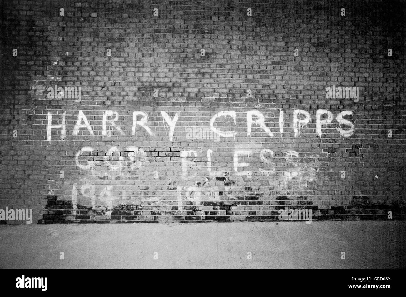 Fútbol. Un graffito que conmemora al ex capitán de Millwall Harry Cripps, quien murió de un ataque al corazón en 1995 Foto de stock