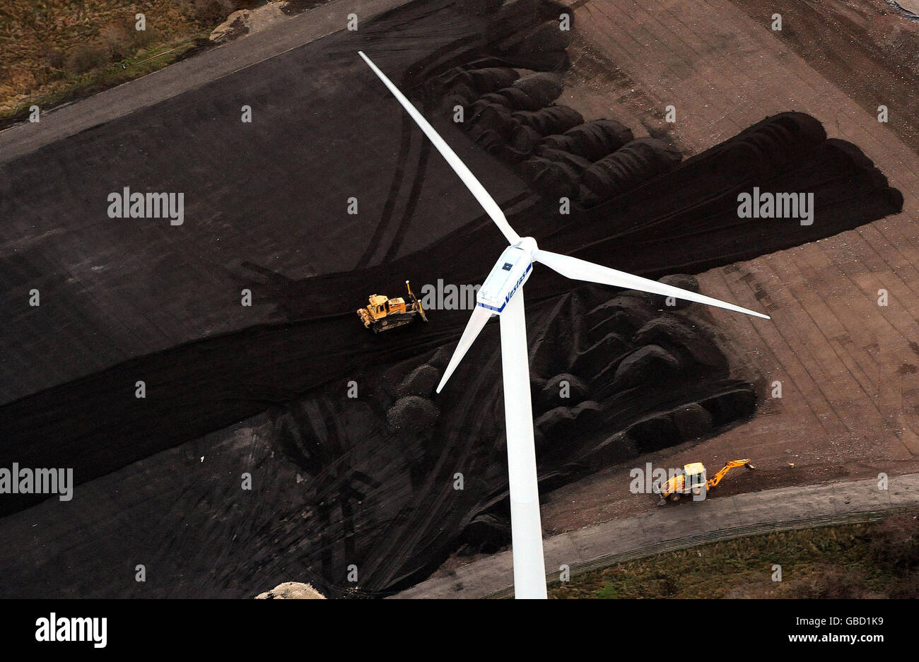 Foto no publicada anteriormente con fecha 08/01/2009 de una vista aérea de un aerogenerador en la fábrica Nissan en Washington, Tyne y Wear. Foto de stock