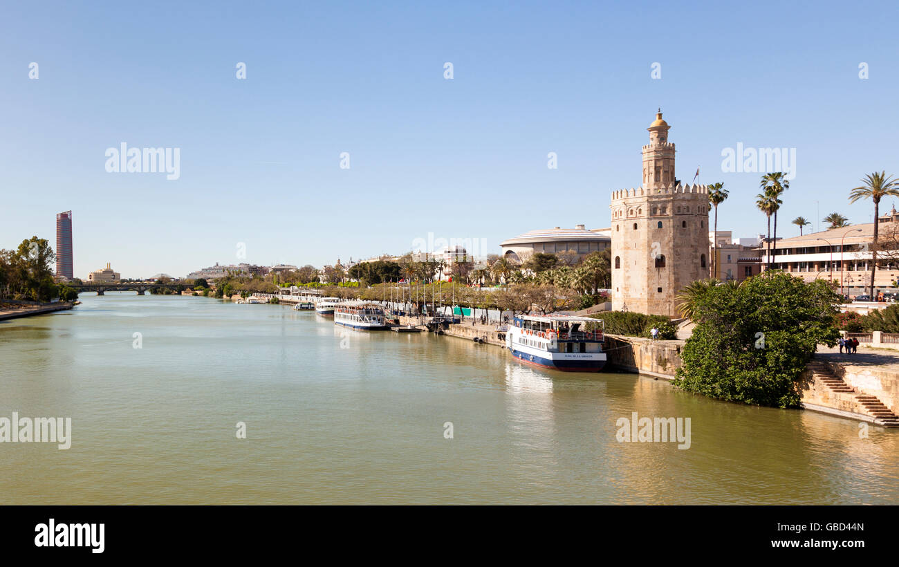 Los barcos turísticos anclados en la Torre del Oro, Sevilla Foto de stock