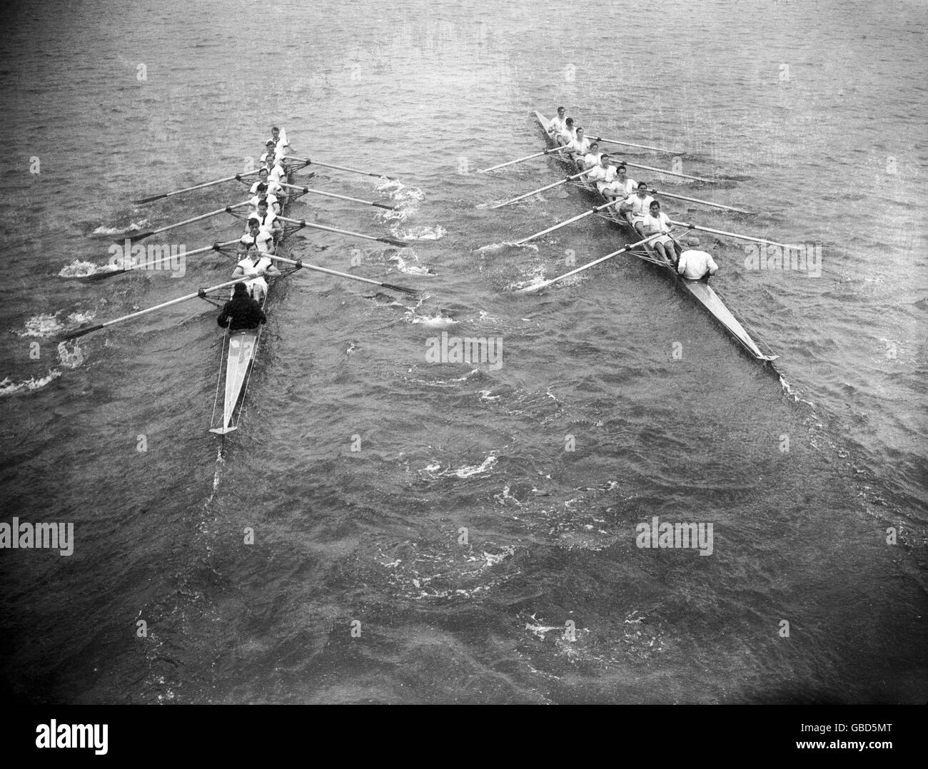 Remo - 98th Boat Race - Universidad de Oxford contra Universidad de Cambridge. Cambridge (r) Lean Oxford (l) unos pocos pies durante la carrera Foto de stock