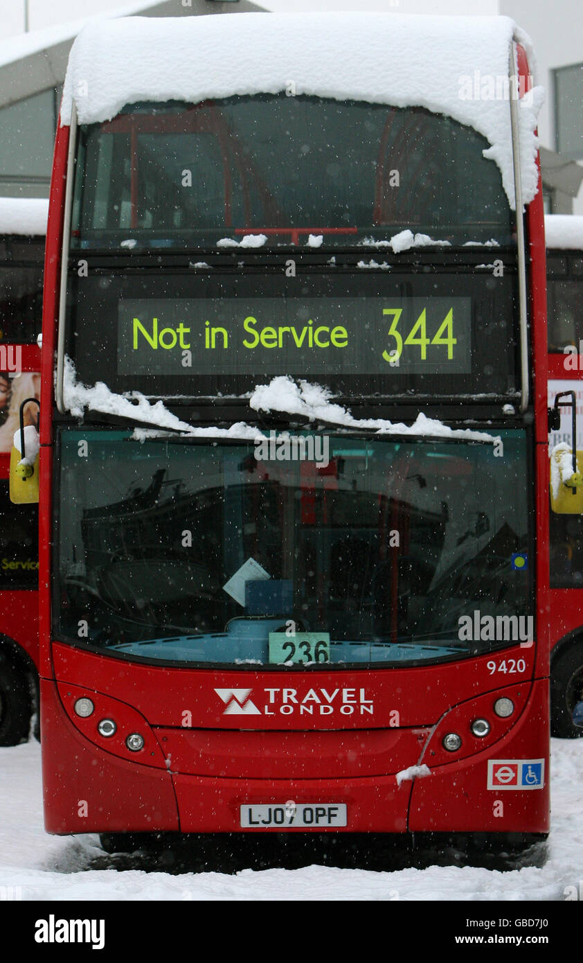 Los autobuses fuera de servicio se encuentran en un depósito en Battersea, al suroeste de Londres, ya que la nieve pesada causó graves perturbaciones en el transporte público en Londres. Foto de stock