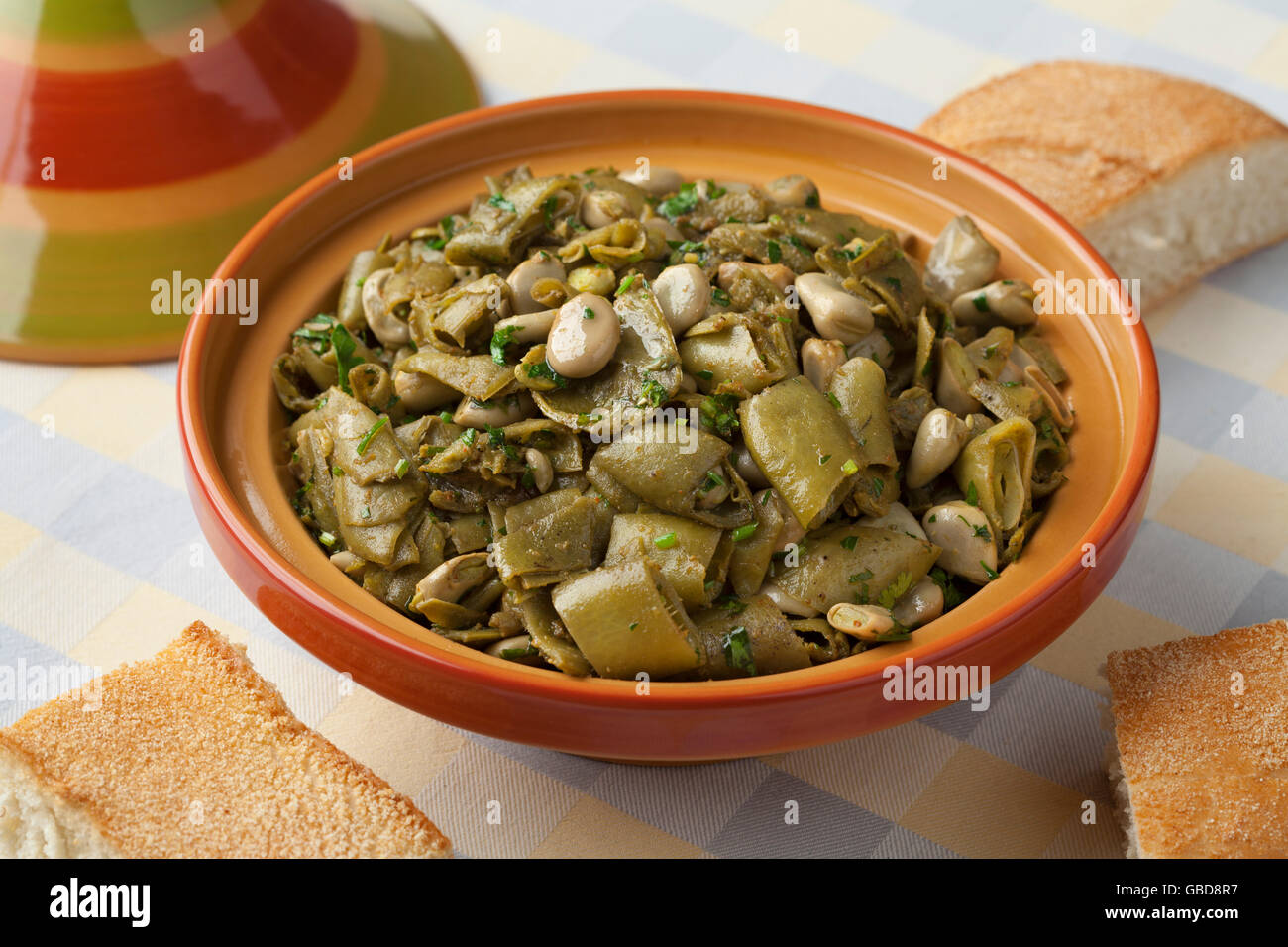 Habas cocido tradicional marroquí y vainas Foto de stock