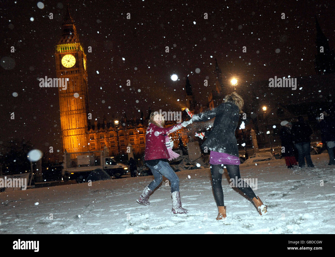 Los miembros del público tienen una pelea de bolas de nieve en Parliament Square, Londres, cuando un momento frío golpea a Gran Bretaña. Foto de stock