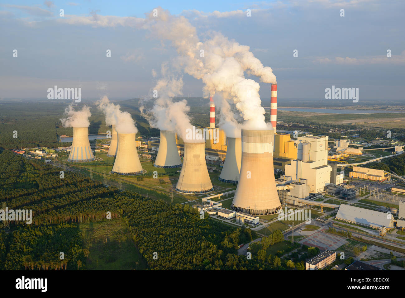 VISTA AÉREA. Central eléctrica de carbón. Bełchatów, Región de Łódź, Polonia. Foto de stock