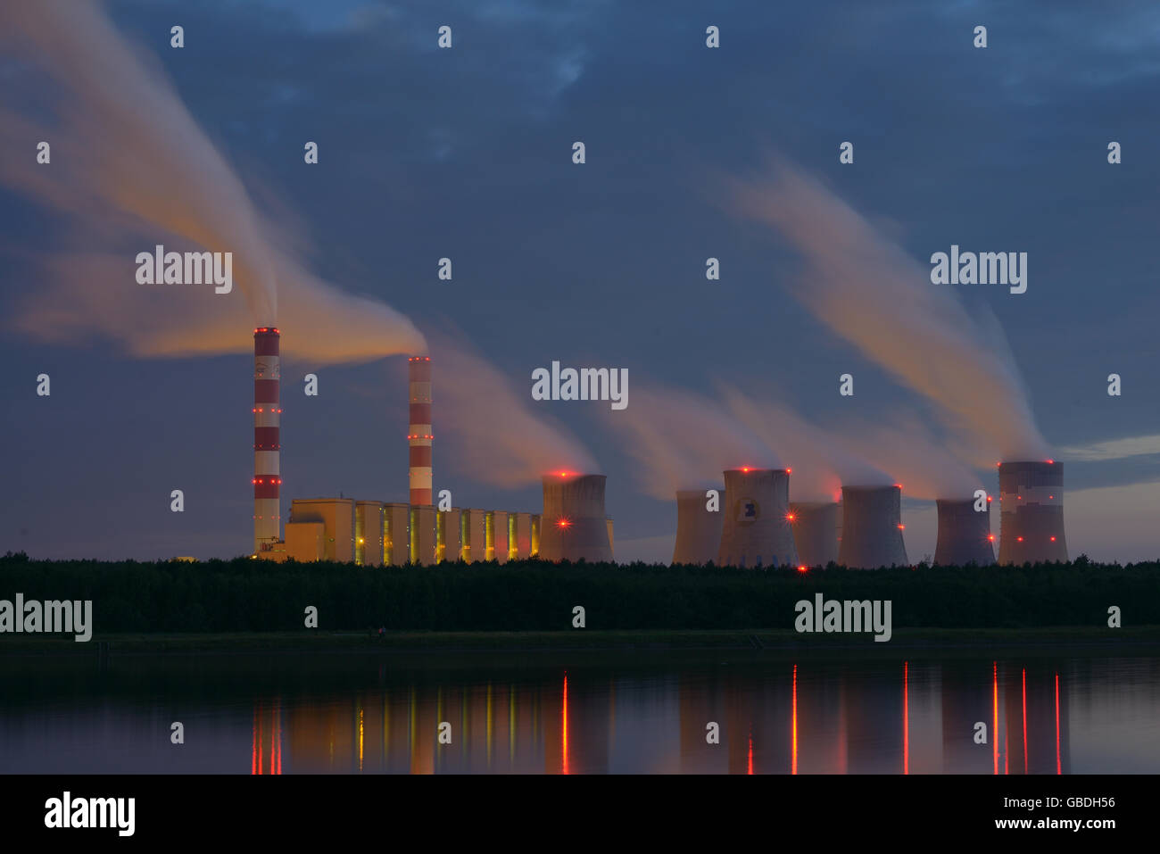 Central eléctrica de carbón en la noche. El Belchatow, Voivodato Lodz, Polonia. Foto de stock