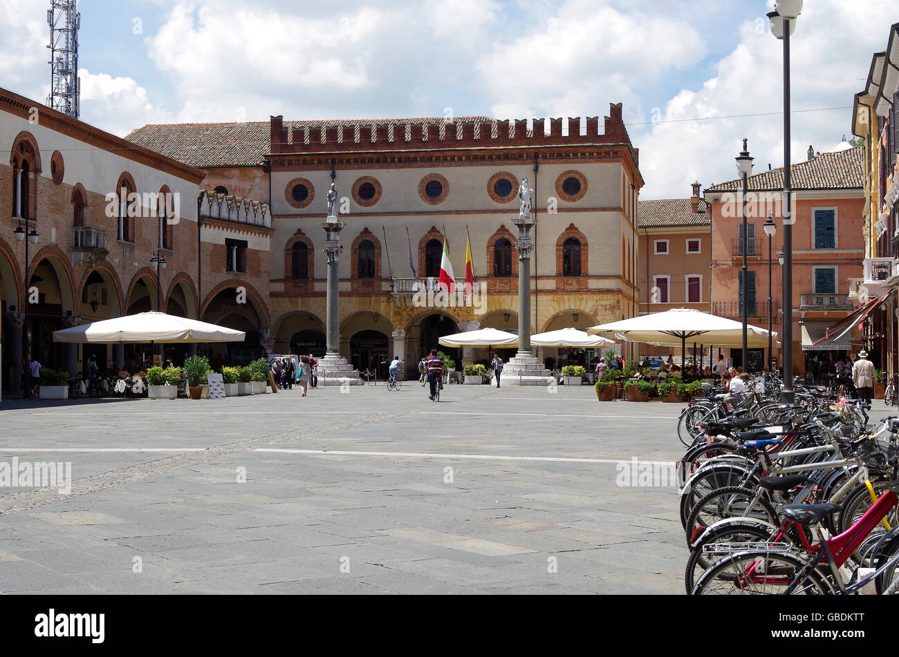 Ravena Itália Em Piazza Del Polo Foto de Stock - Imagem de famoso, noite:  243015308